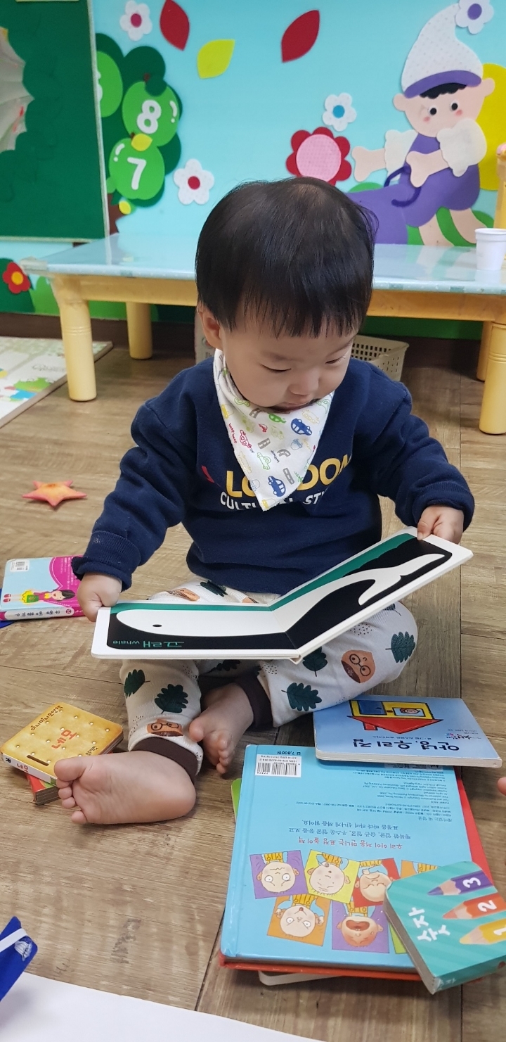 동화책속~주인공이 되어보고~그림책 탑도 쌓아요~^^♡준호 - 오감놀이교육- 영아반 - 빛가람유치원,어린이집 빛가람유치원,어린이집