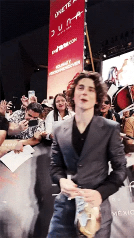 머리 망가지는거 신경 안쓰고 팬썹해주는 티모시 샬라메 gif | 인스티즈