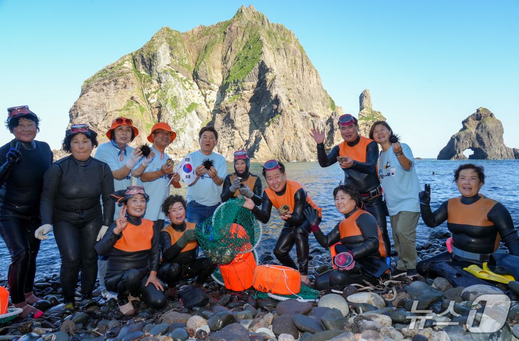 '독도 바다에 대형 태극기'…제주·울릉 해녀 광복 80주년 행사 | 인스티즈