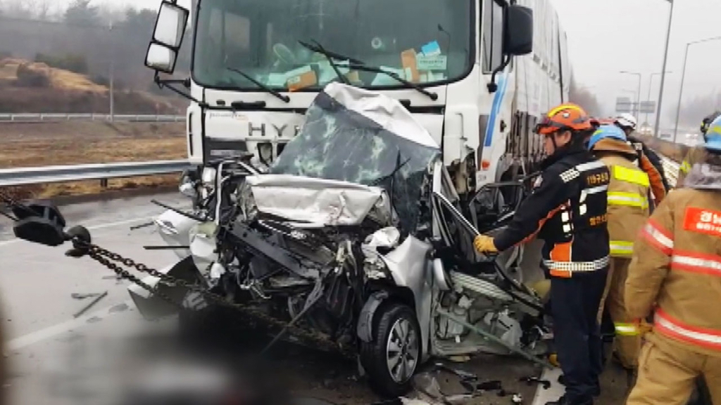 고속도로에서 대형차랑은 피해 가려는 이유.gif | 인스티즈