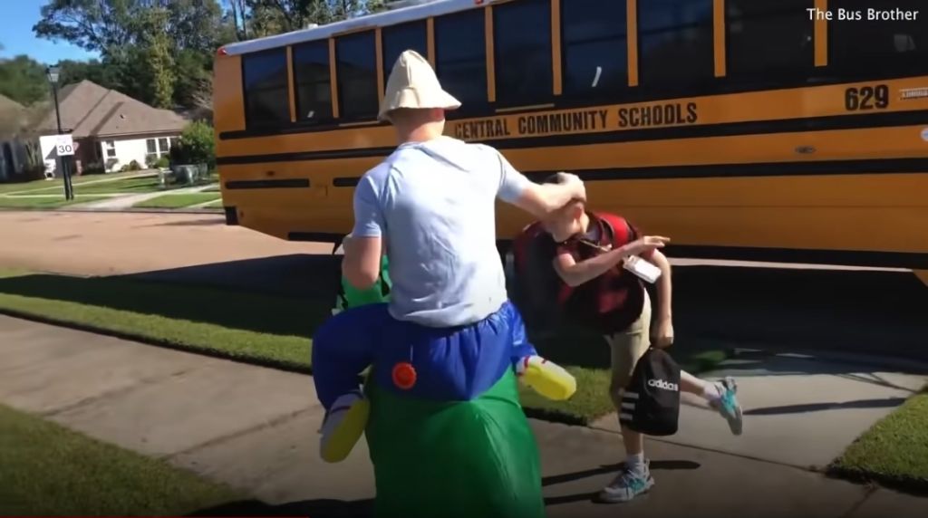 매일 다른 코스튬을 하고 동생을 마중 나가는 형 | 인스티즈