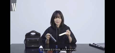 물건을 진짜 오래, 심플하게 쓰는 배두나 왓츠인마이백.jpg | 인스티즈
