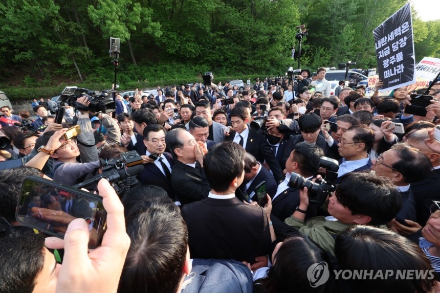 내란범 주제에 518 묘역 간다고 깝쳤다가 쫓겨난 한덕수 | 인스티즈