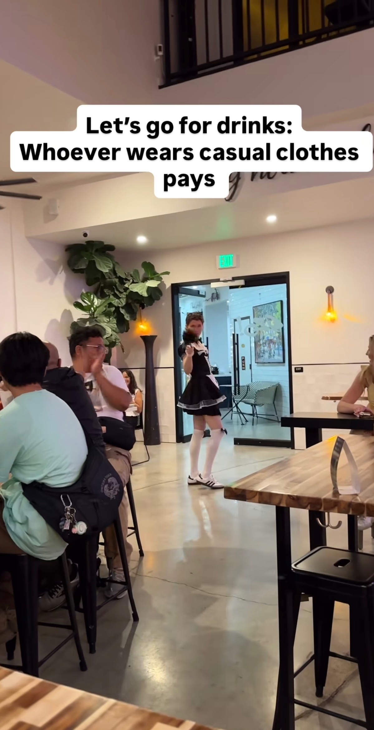 평범하게 입고 온 사람이 술값 내기로 함 | 인스티즈