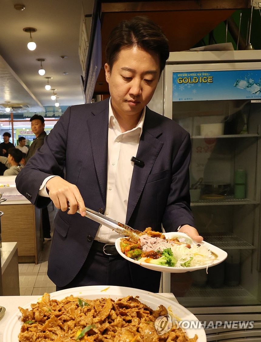 오늘도 7,500원에 밥 해결하는 이준석 | 인스티즈