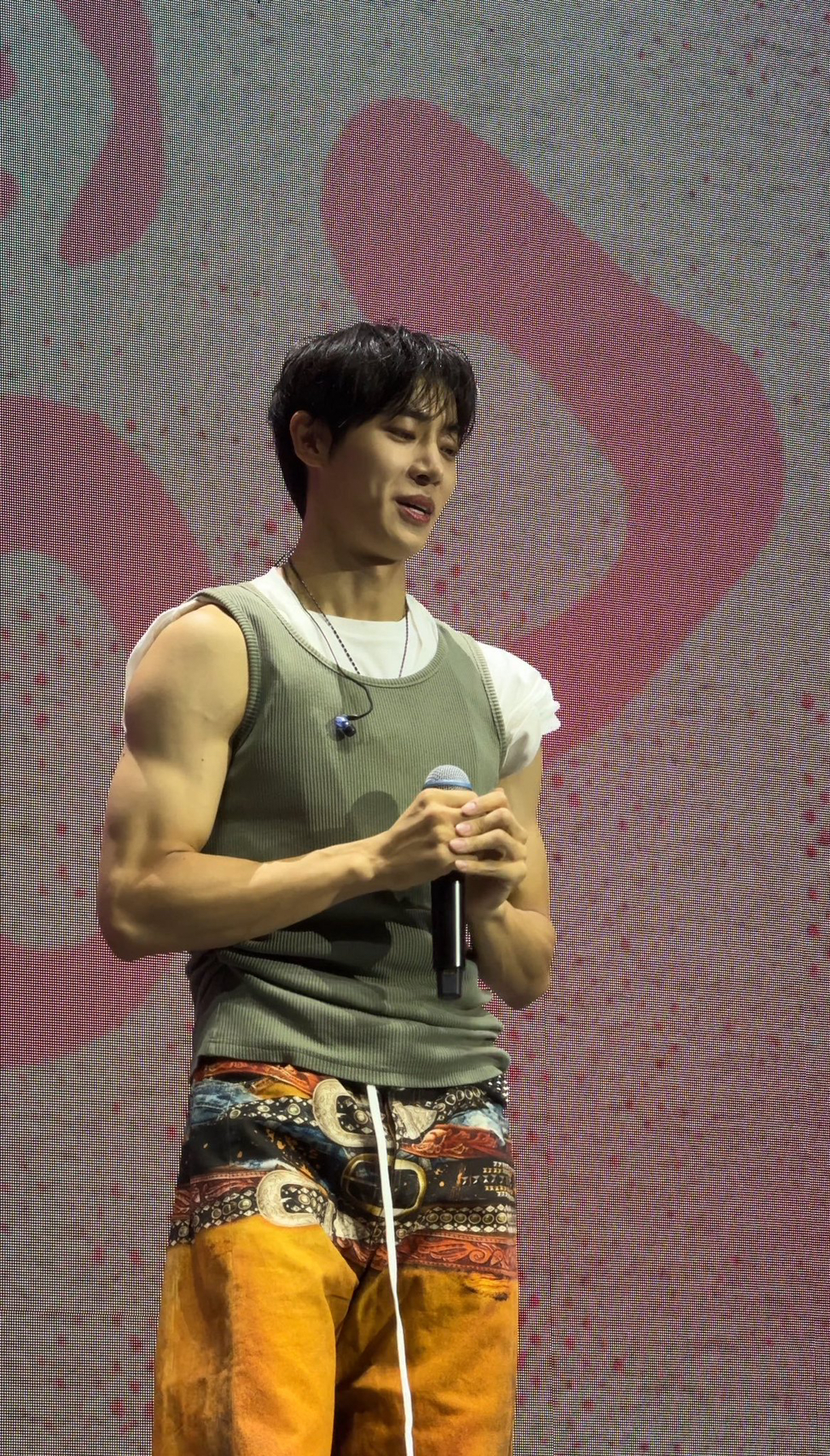 추영우 춤출때 바지에 가짜 새깅(?)이 너무 웃김 | 인스티즈