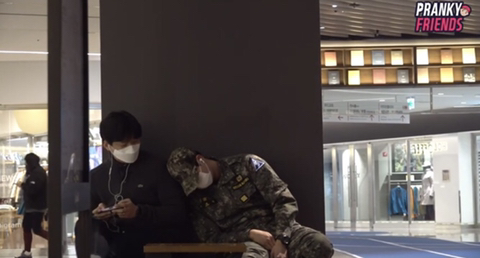 (감동 실험) 군인이 어깨에 기대 잠든다면? +댓글 | 인스티즈