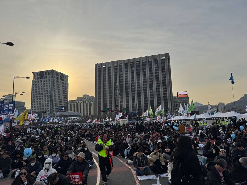 "사필귀정, 윤석열 구속 의심치 않아”…광화문에 응원봉 15만개 | 인스티즈
