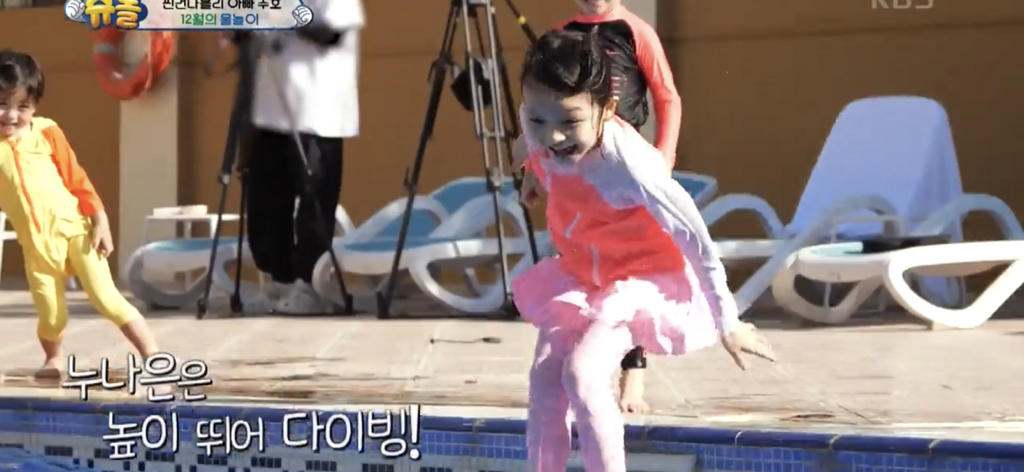 [슈돌] 물에 빠지고 시안이 형한테 안아달라하는 건후 (feat.동생이 어려운 막내시안) | 인스티즈