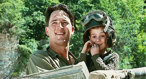 아이에게 인형을 쥐어주면 아이가 되지만 총을 쥐어주면 테러리스트가 된다는걸 보여준 장면 | 인스티즈