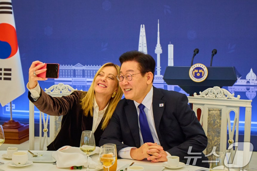 이 대통령, 이번엔 멜로니와 '삼성 휴대전화'로 셀카 | 인스티즈