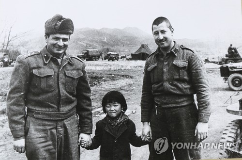 1950년 한국 전쟁고아와 터키군 & 2023년 한국구호대와 튀르키예 아이 | 인스티즈