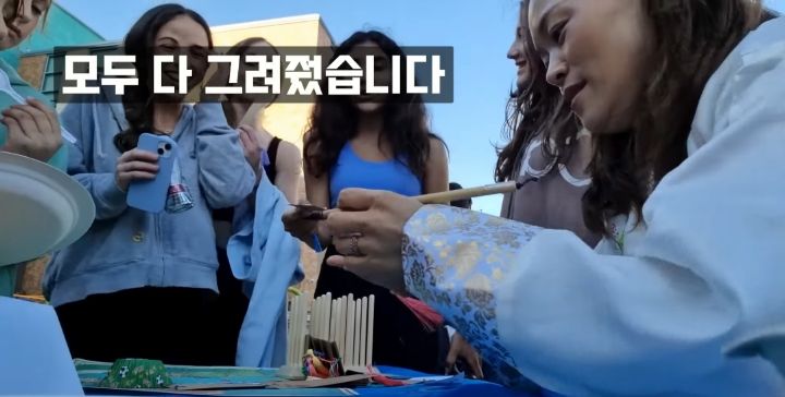 한 유튜버가 미국 학교에서 한국 홍보하는 법.jpg | 인스티즈