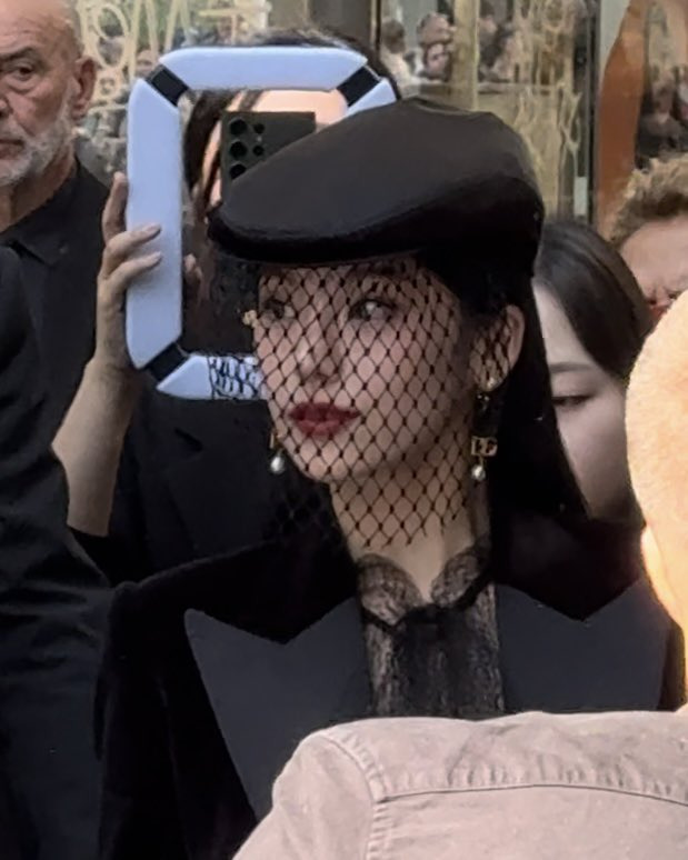 현재 반응 좋은 밀라노 돌체앤가바나쇼에 참석한 ITZY 예지 | 인스티즈