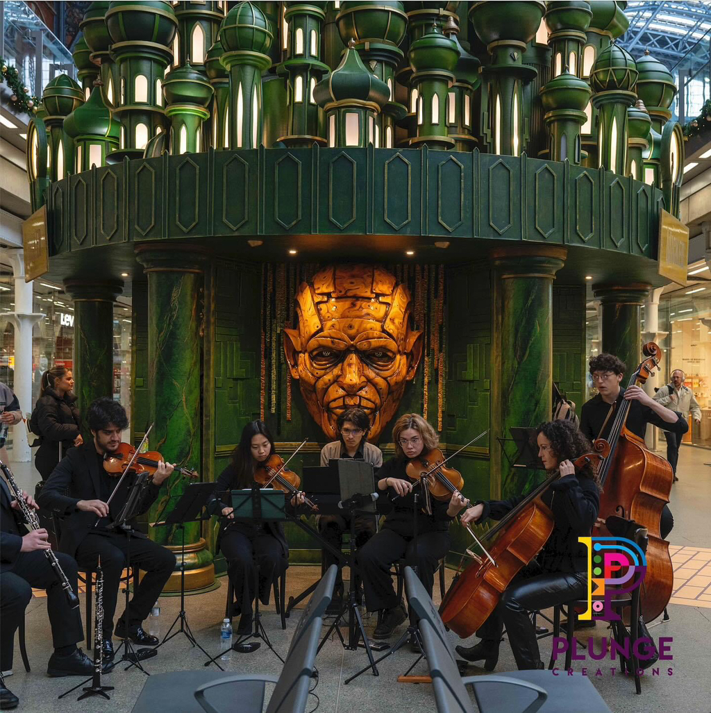 런던의 한 기차역에 설치된 위키드 대형 조형물 | 인스티즈