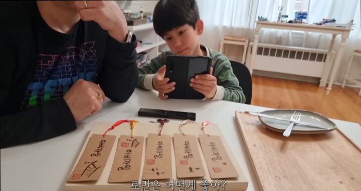 한 유튜버가 미국 학교에서 한국 홍보하는 법.jpg | 인스티즈