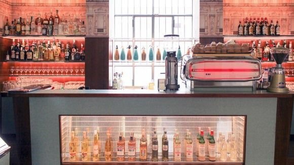 웨스 앤더슨 감독이 디자인한 카페의 인테리어 디테일.jpg | 인스티즈