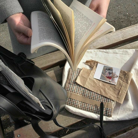 가을엔 따뜻한 라떼 한 잔과 함께 책을 읽어볼까요 ☕️📖 | 인스티즈