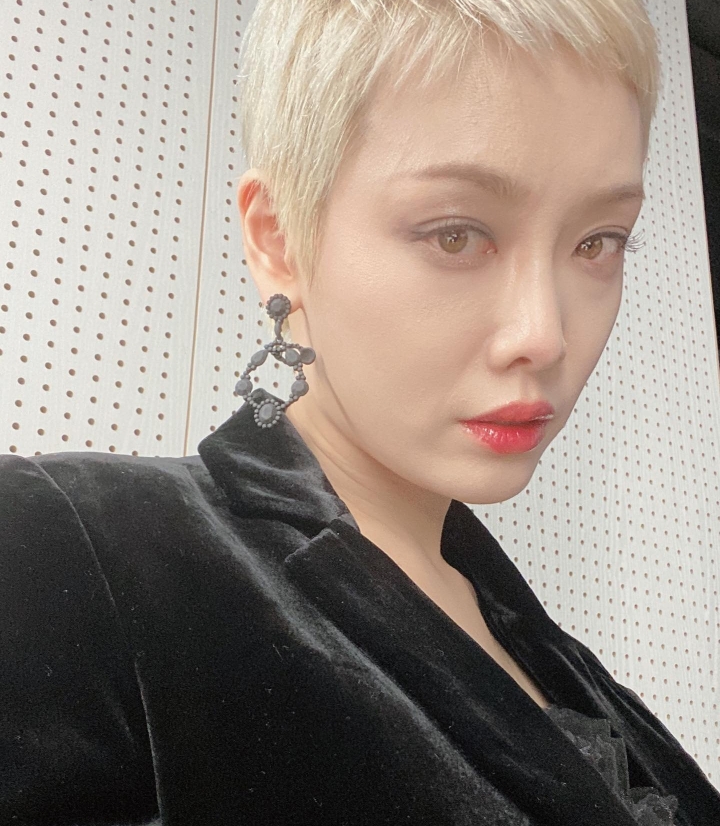 탈색 숏컷 머리로 변신한 배우 김히어라 (더글로리 이사라, 우영우 계향심 역할 배우).jpg | 인스티즈