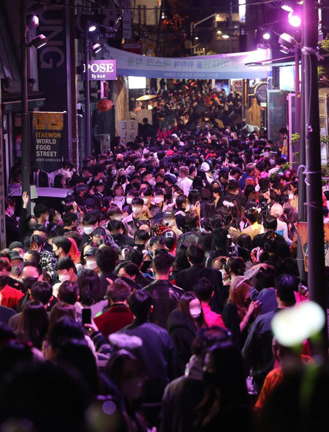 작년엔 참사가 일어난 그 골목 입구에서 경찰이 통제하고 있음. (작년에도 통제 안했다는 말은 거짓말) | 인스티즈