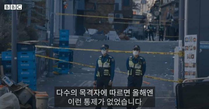 BBC, "작년 촬영된 영상에선 같은 장소를 경찰이 통제하고 있는 것을 볼 수 있습니다" | 인스티즈