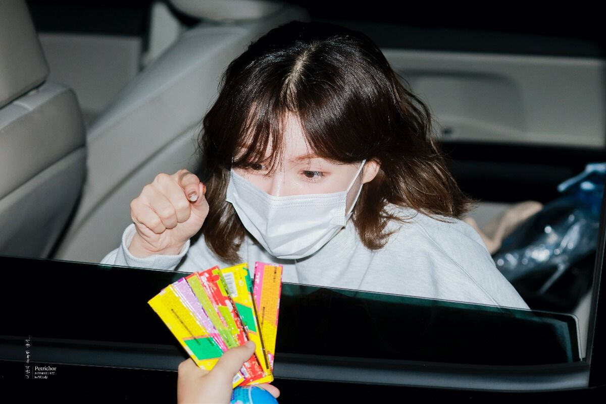 팬이 선물이라고 과자주니까 표정 못 숨기는 아이돌 | 인스티즈