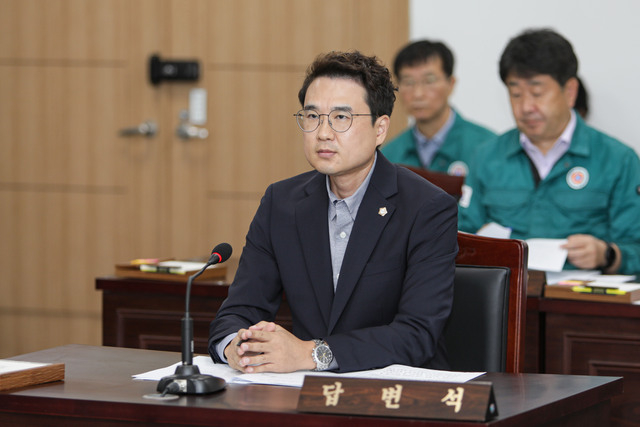 주점서 여성 추행한 뒤 "종업원인 줄” 홍원표 예산군의원 징계 절차 | 인스티즈