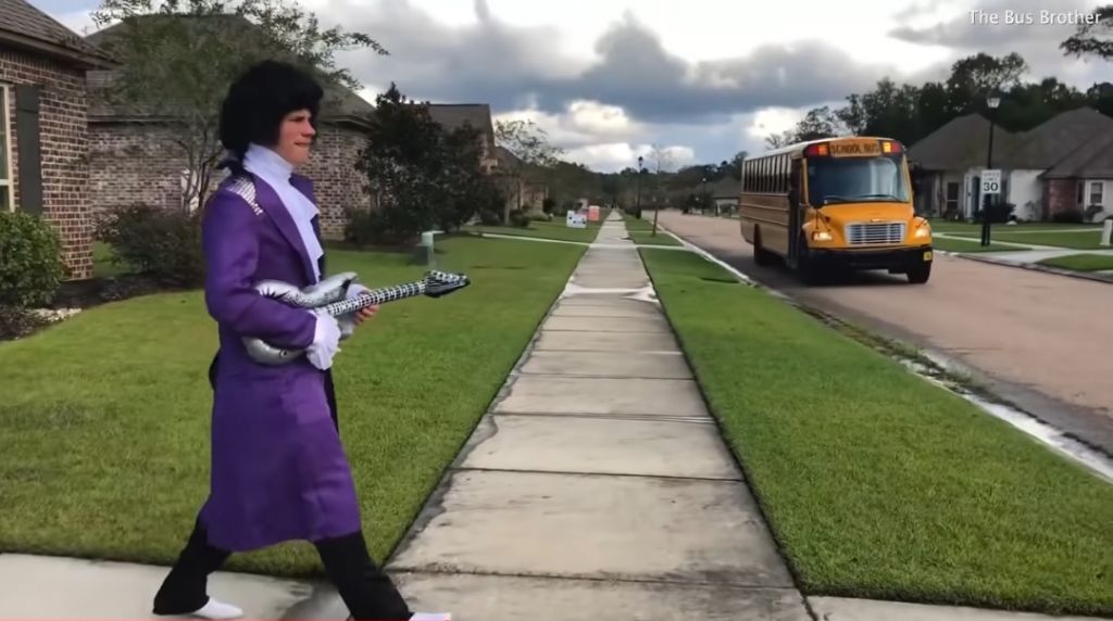 매일 다른 코스튬을 하고 동생을 마중 나가는 형 | 인스티즈