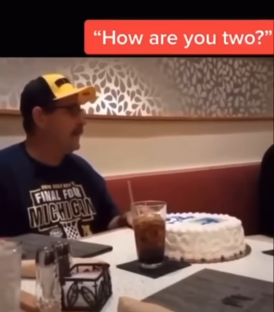 옆테이블에서 어떤아저씨 생일파티하는데 아저씨 나이가 두살이래 | 인스티즈