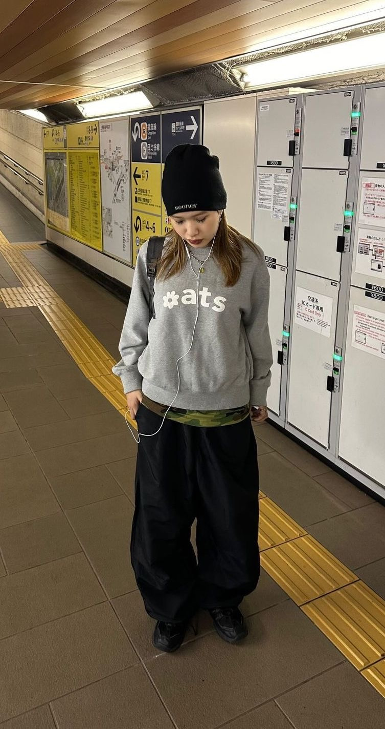 편안한 상의 + 와이드팬츠 + 투박한 신발 = 여자의 가을🍁 | 인스티즈