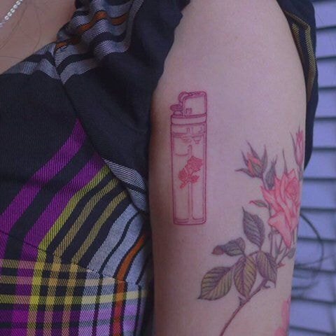 백예린 다리에 새로 추가된 타투.jpg | 인스티즈