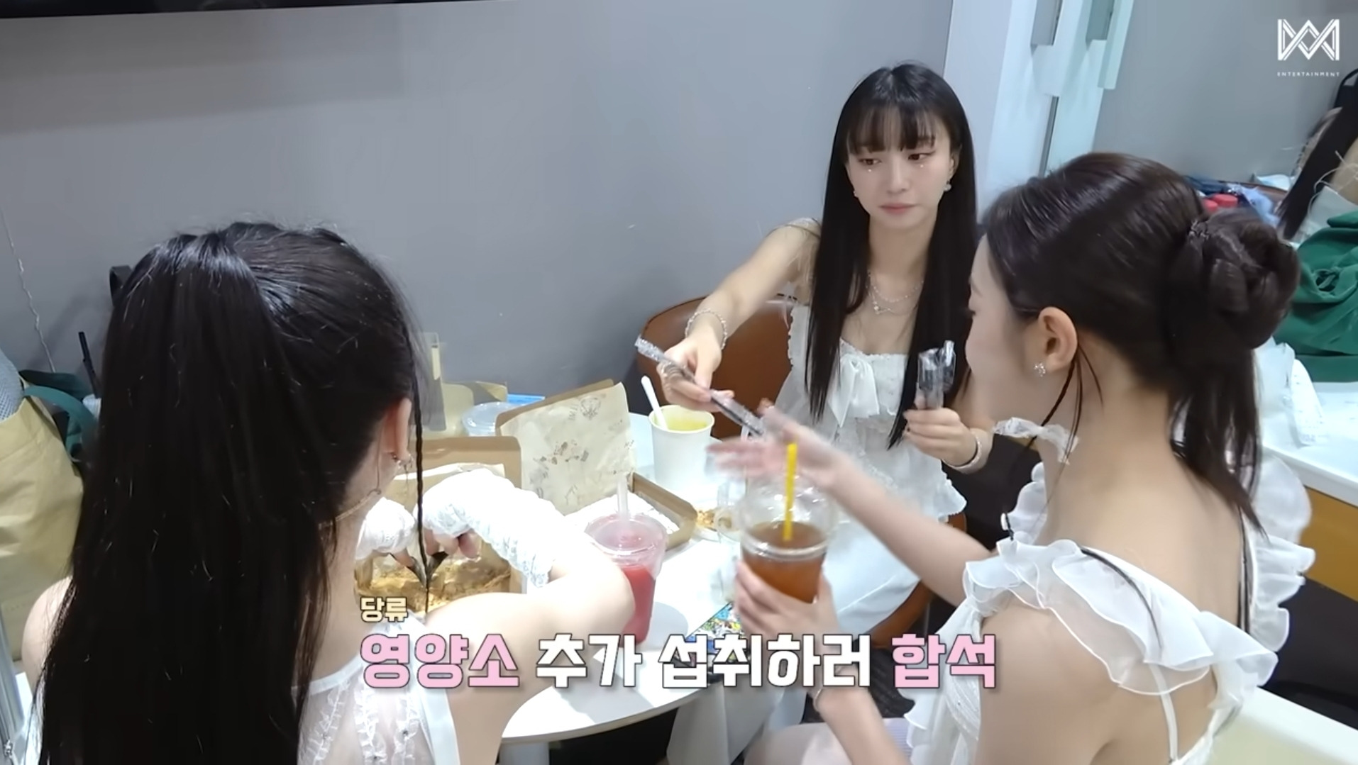 이정도면 육아하는 급인 오마이걸 대기실 먹방...(막내 아님).jpg | 인스티즈