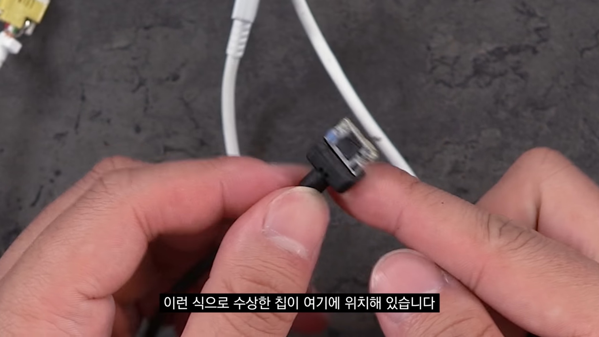 공공장소에서 "공용충전기" 쓰는사람들이 알면 좋을 내용..jpg | 인스티즈