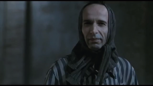 아이에게 인형을 쥐어주면 아이가 되지만 총을 쥐어주면 테러리스트가 된다는걸 보여준 장면 | 인스티즈