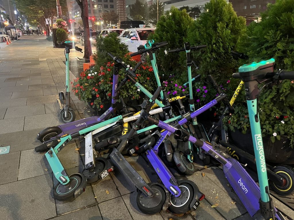 인도에 불법주차된 전동 킥보드 1분만에 신고하는 법 | 인스티즈