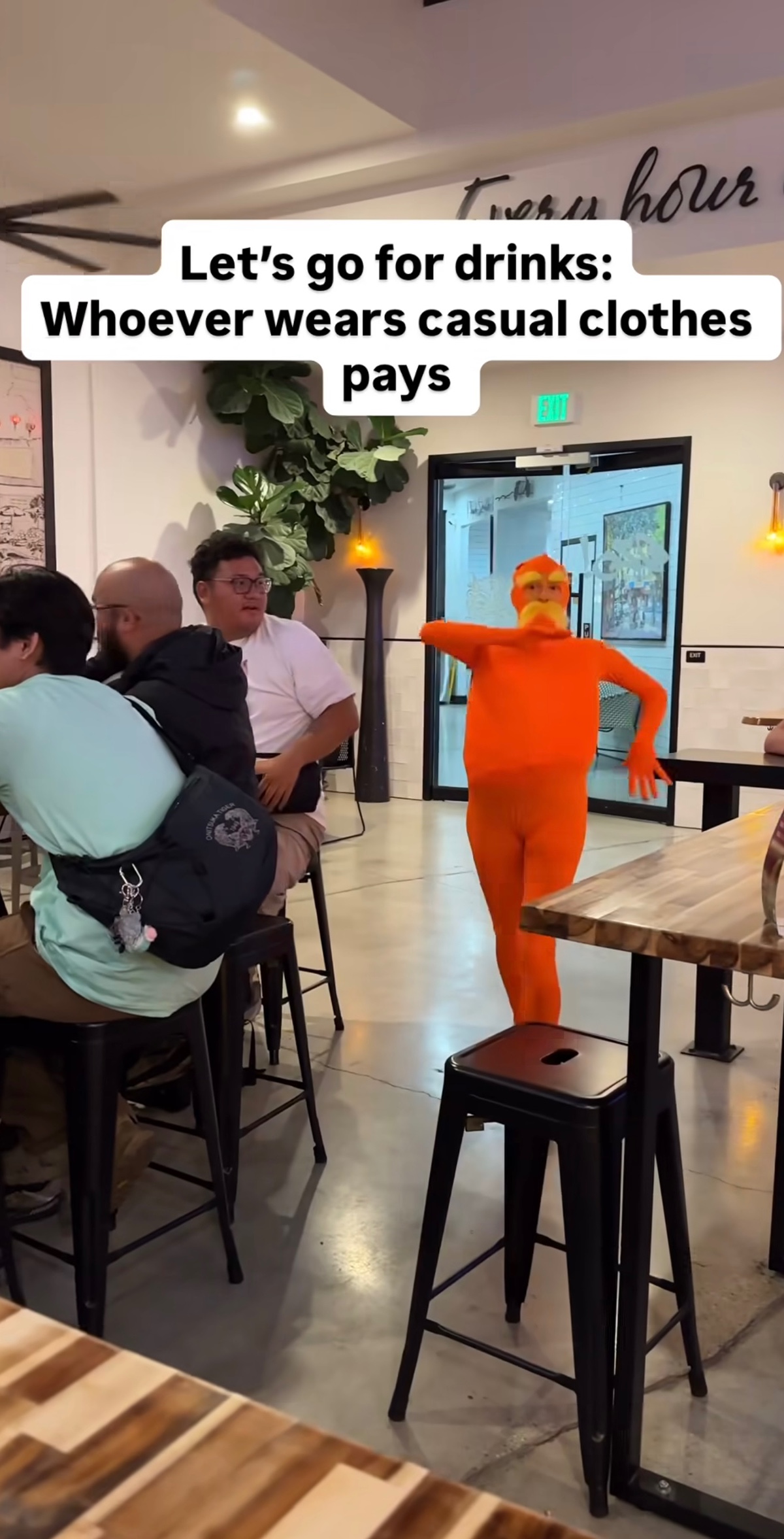 평범하게 입고 온 사람이 술값 내기로 함 | 인스티즈