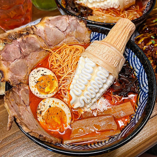뜨거운 국물에 소프트콘을 넣어서 팔고 있는 아이스크림 라멘 | 인스티즈