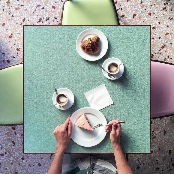 웨스 앤더슨 감독이 디자인한 카페의 인테리어 디테일.jpg | 인스티즈