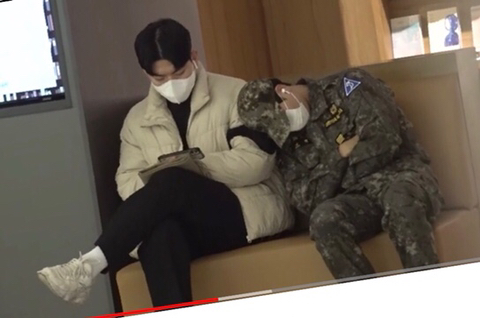 (감동 실험) 군인이 어깨에 기대 잠든다면? +댓글 | 인스티즈