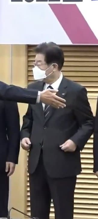 이재명이 무의식적으로 자주 하는 행동 | 인스티즈