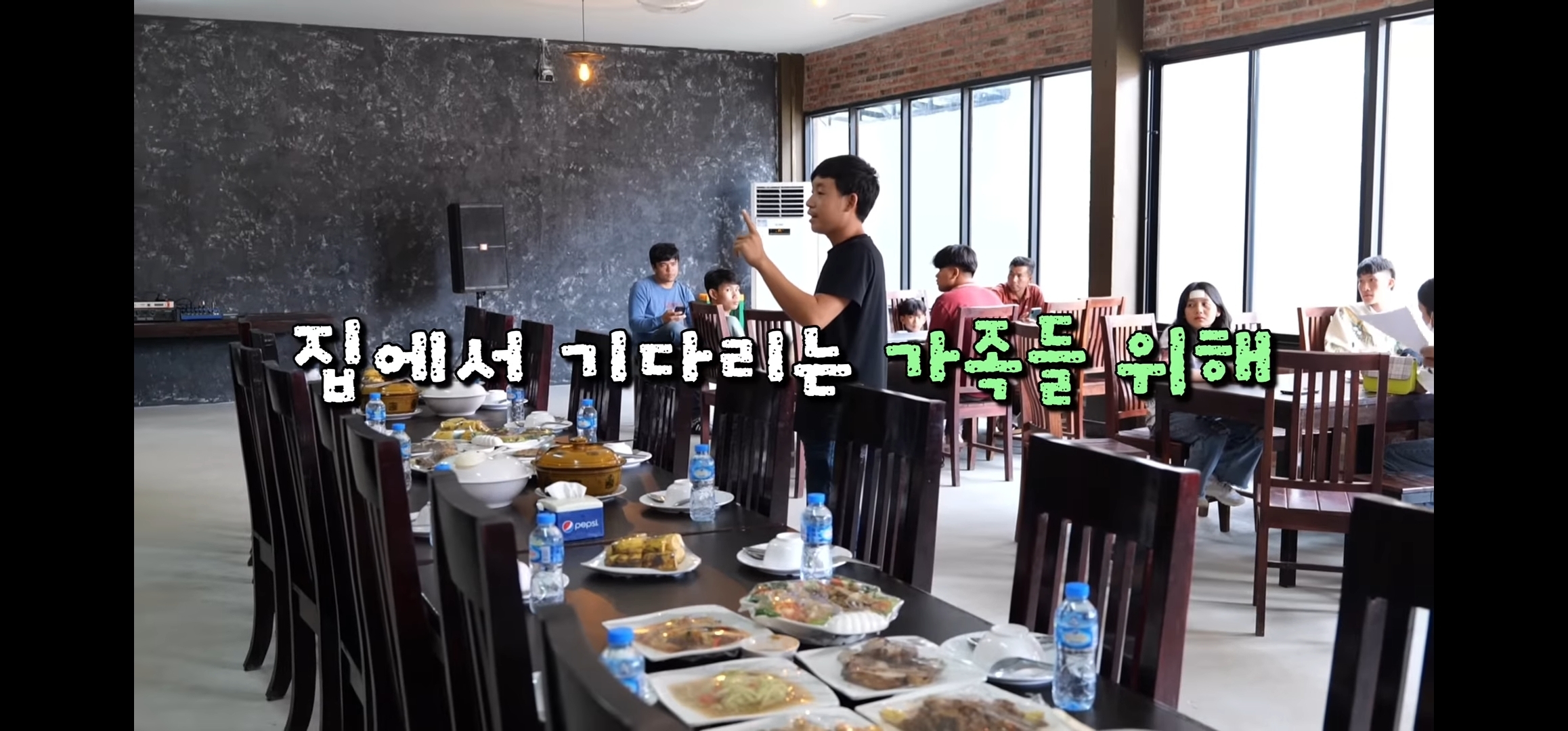 라오스 반나마을에서 살고있는 한국인 유투버가 마을 아이들 80명을 데리고 수학여행 갔다옴.jpg | 인스티즈