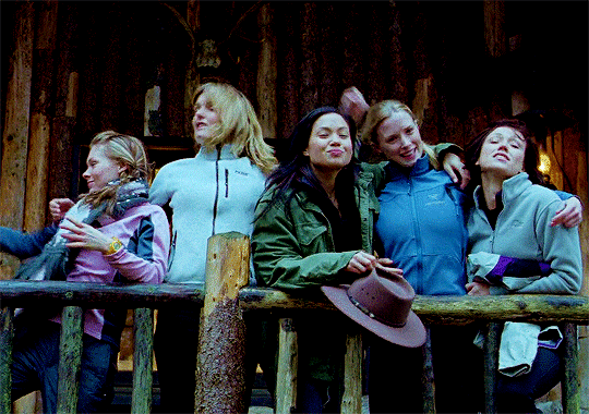 친구들이랑 동굴 탐험갔다가 이상한 동굴에 빠졌는데 갑자기 친구들이 하나 둘씩 죽어가..gif | 인스티즈