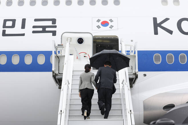 우산 혼자 쓰는 윤 대통령…비 쫄딱 맞는 김건희 여사 (사진 3장) | 인스티즈