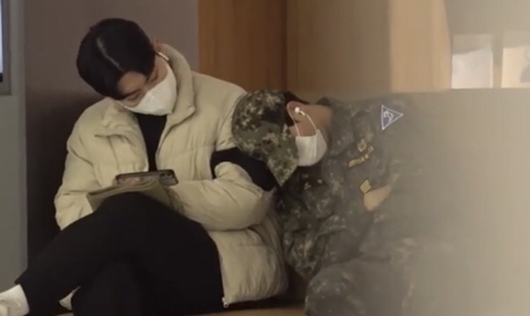 (감동 실험) 군인이 어깨에 기대 잠든다면? +댓글 | 인스티즈
