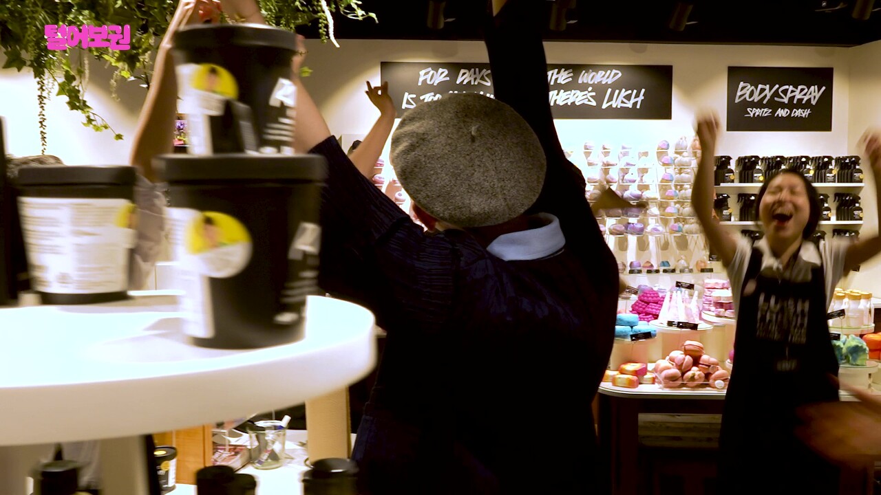 러쉬 직원들 텐션에도 눈 하나 깜빡하지 않는 조권과 김호영ㅋㅋㅋㅋㅋ.jpg | 인스티즈