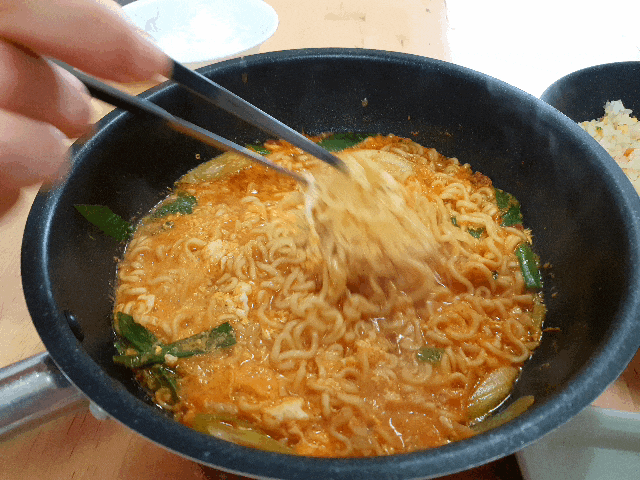 라면 먹기 딱 좋은 시간에 보는 라면 보글보글 맛 좋은 라면... gif | 인스티즈