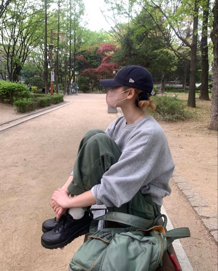 편안한 상의 + 와이드팬츠 + 투박한 신발 = 여자의 가을🍁 | 인스티즈