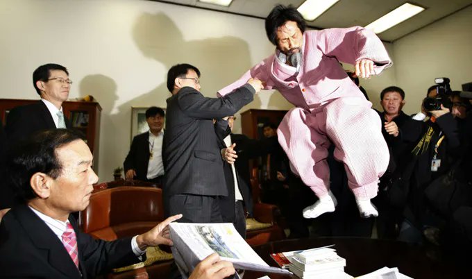 현재 퇴진 시위에서 상여 퍼포먼스 준비 중이라는 제일 파괴력이 쎄다는 노조.jpg | 인스티즈