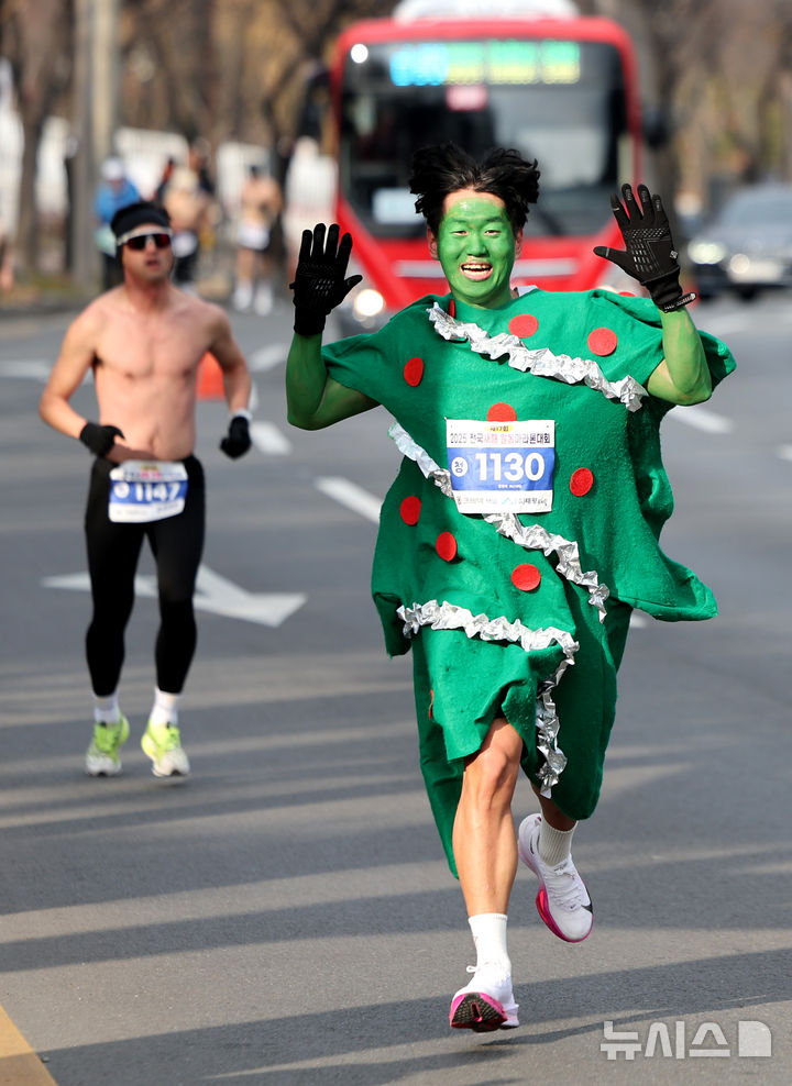 실제로 우리나라에서 매년 열리는 '전국새해알몸마라톤대회' | 인스티즈