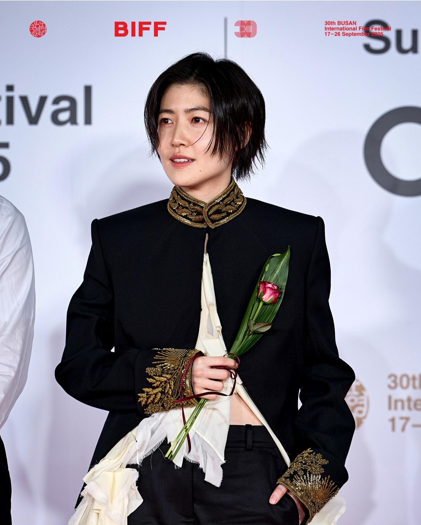 부국제 레드 카펫 패션이 뜨거운 반응을 얻을 줄 몰랐다는 심은경 | 인스티즈